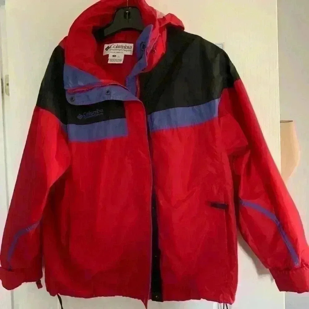 Columbia vintage women rain jacket with hoodie. PTP 25”